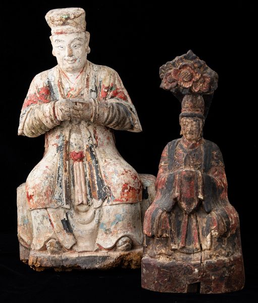 Due figure di dignitari intagliati in legno con tracce di policromia, Cina, probabilmente Dinastia Ming  - Asta Arte Orientale   - Associazione Nazionale - Case d'Asta italiane