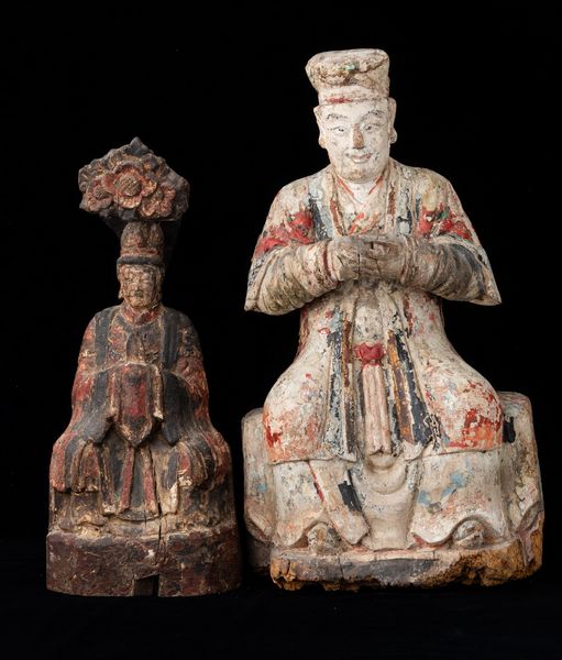 Due figure di dignitari intagliati in legno con tracce di policromia, Cina, probabilmente Dinastia Ming  - Asta Arte Orientale   - Associazione Nazionale - Case d'Asta italiane