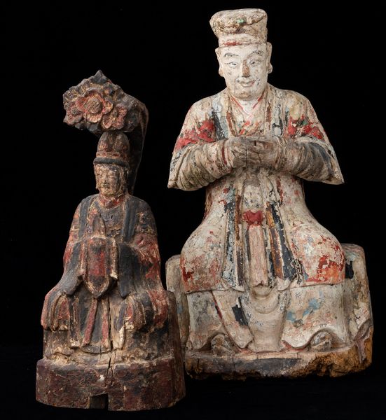 Due figure di dignitari intagliati in legno con tracce di policromia, Cina, probabilmente Dinastia Ming  - Asta Arte Orientale   - Associazione Nazionale - Case d'Asta italiane