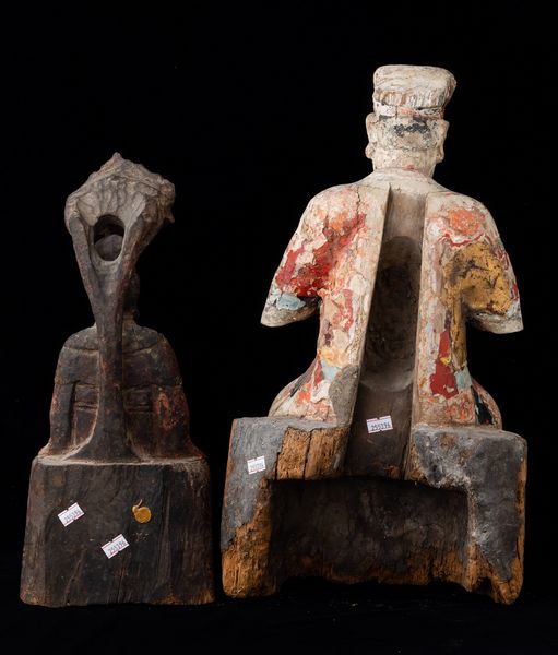 Due figure di dignitari intagliati in legno con tracce di policromia, Cina, probabilmente Dinastia Ming  - Asta Arte Orientale   - Associazione Nazionale - Case d'Asta italiane