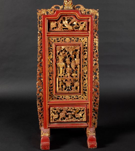 Stand con pannello in legno laccato e dorato raffigurante soggetto naturalistico, Cina, Dinastia Qing, XIX secolo  - Asta Arte Orientale   - Associazione Nazionale - Case d'Asta italiane