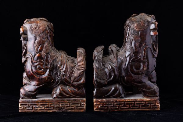 Coppia di Cani di Pho scolpiti in legno, Cina, Dinastia Qing, XIX secolo  - Asta Arte Orientale   - Associazione Nazionale - Case d'Asta italiane