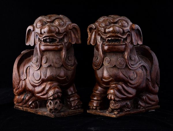 Coppia di Cani di Pho scolpiti in legno, Cina, Dinastia Qing, XIX secolo  - Asta Arte Orientale   - Associazione Nazionale - Case d'Asta italiane