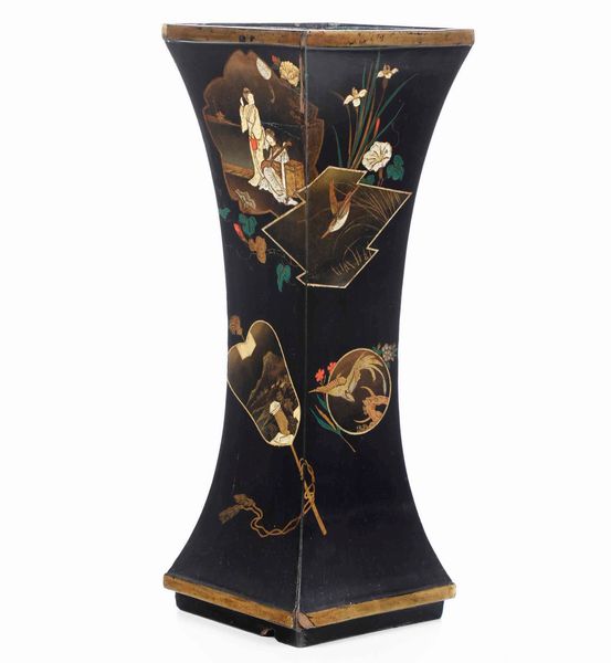 Vaso a tromba in lacca con scene di vita comune entro riserve sagomate, Giappone, periodo Meiji (1868-1912)  - Asta Arte Orientale   - Associazione Nazionale - Case d'Asta italiane