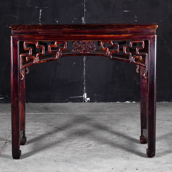 Consolle con sedia in legno con decori naturalistici, Cina, XX secolo  - Asta Arte Orientale   - Associazione Nazionale - Case d'Asta italiane