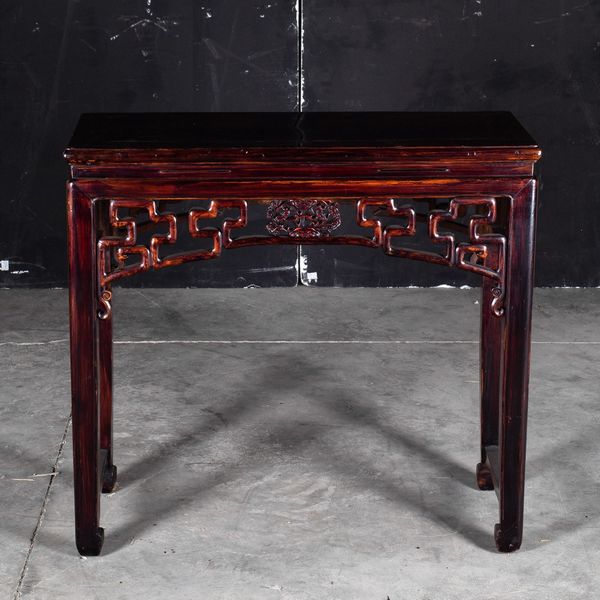 Consolle con sedia in legno con decori naturalistici, Cina, XX secolo  - Asta Arte Orientale   - Associazione Nazionale - Case d'Asta italiane