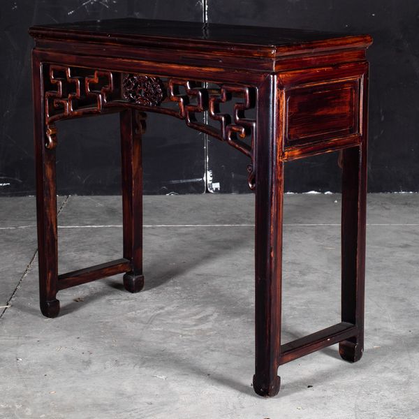 Consolle con sedia in legno con decori naturalistici, Cina, XX secolo  - Asta Arte Orientale   - Associazione Nazionale - Case d'Asta italiane