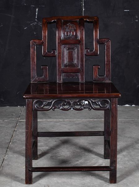Consolle con sedia in legno con decori naturalistici, Cina, XX secolo  - Asta Arte Orientale   - Associazione Nazionale - Case d'Asta italiane