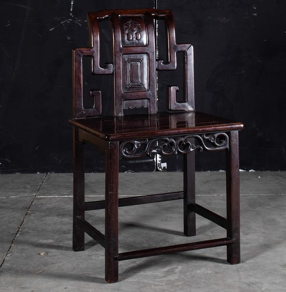 Consolle con sedia in legno con decori naturalistici, Cina, XX secolo  - Asta Arte Orientale   - Associazione Nazionale - Case d'Asta italiane