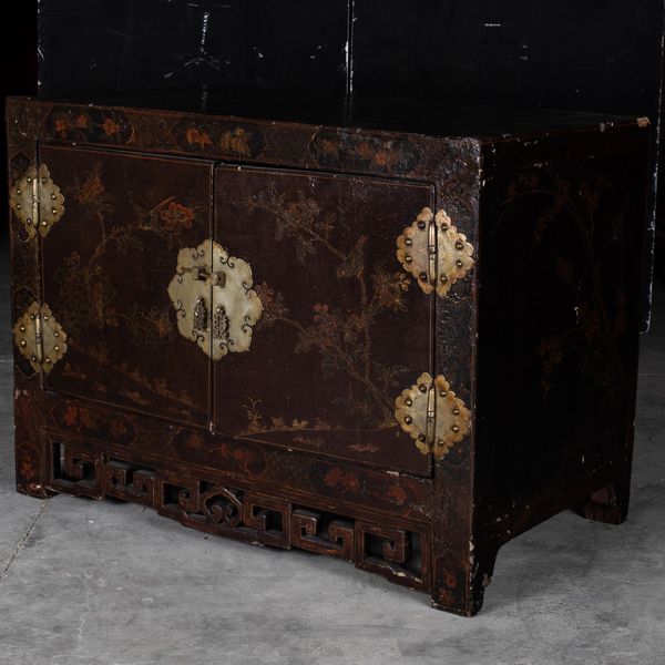 Cabinet basso in legno laccato con soggetti naturalistici e decori floreali lumeggiati in colo oro, Cina, Dinastia Qing, XIX secolo  - Asta Arte Orientale   - Associazione Nazionale - Case d'Asta italiane