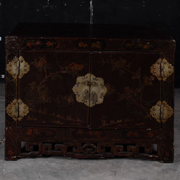 Cabinet basso in legno laccato con soggetti naturalistici e decori floreali lumeggiati in colo oro, Cina, Dinastia Qing, XIX secolo  - Asta Arte Orientale   - Associazione Nazionale - Case d'Asta italiane