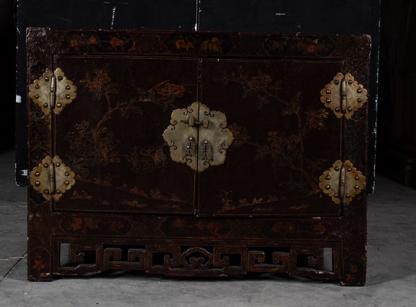Cabinet basso in legno laccato con soggetti naturalistici e decori floreali lumeggiati in colo oro, Cina, Dinastia Qing, XIX secolo  - Asta Arte Orientale   - Associazione Nazionale - Case d'Asta italiane