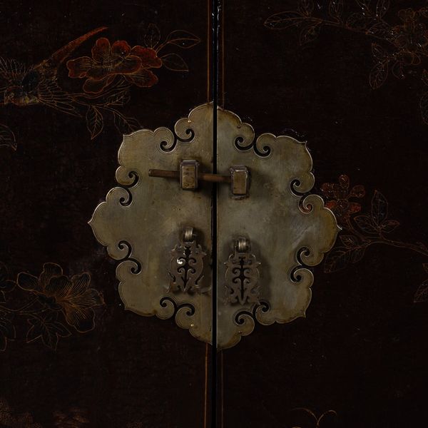 Cabinet basso in legno laccato con soggetti naturalistici e decori floreali lumeggiati in colo oro, Cina, Dinastia Qing, XIX secolo  - Asta Arte Orientale   - Associazione Nazionale - Case d'Asta italiane