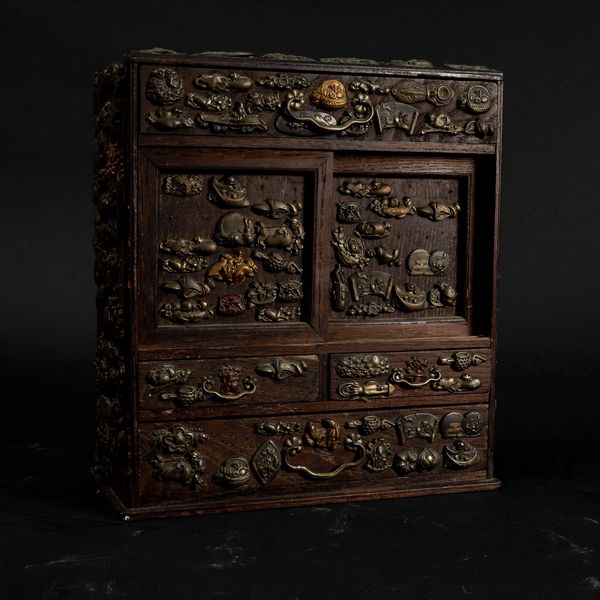 Piccolo stipo in legno decorato con elementi naturalistici applicati in bronzo, Cina, Giappone, XIX secolo  - Asta Arte Orientale   - Associazione Nazionale - Case d'Asta italiane