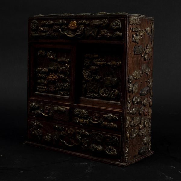 Piccolo stipo in legno decorato con elementi naturalistici applicati in bronzo, Cina, Giappone, XIX secolo  - Asta Arte Orientale   - Associazione Nazionale - Case d'Asta italiane