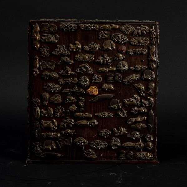 Piccolo stipo in legno decorato con elementi naturalistici applicati in bronzo, Cina, Giappone, XIX secolo  - Asta Arte Orientale   - Associazione Nazionale - Case d'Asta italiane