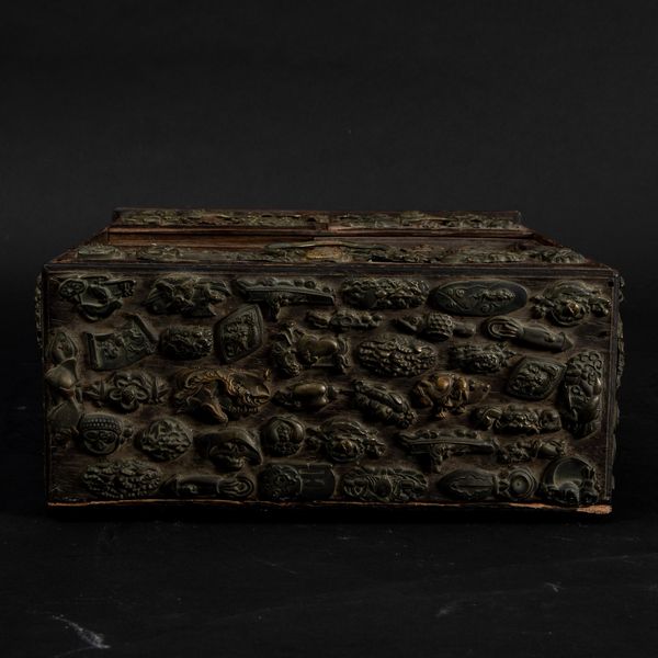 Piccolo stipo in legno decorato con elementi naturalistici applicati in bronzo, Cina, Giappone, XIX secolo  - Asta Arte Orientale   - Associazione Nazionale - Case d'Asta italiane