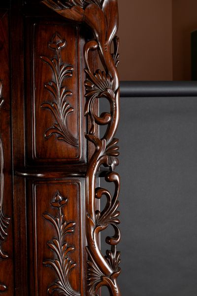 Credenza in legno con ante, cassetti e decori vegetali, Cina, Dinastia Qing, XIX secolo  - Asta Arte Orientale   - Associazione Nazionale - Case d'Asta italiane