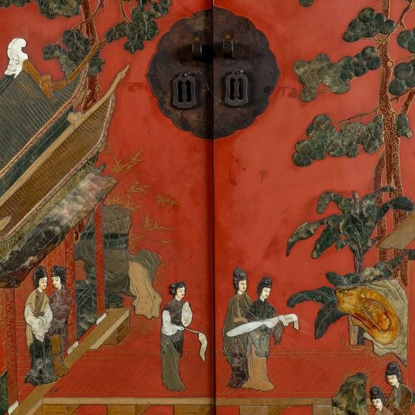 Cabinet a due ante in legno laccato con applicazioni in pietre dure e scene di vita comune, Cina, Dinastia Qing, XIX secolo  - Asta Arte Orientale   - Associazione Nazionale - Case d'Asta italiane