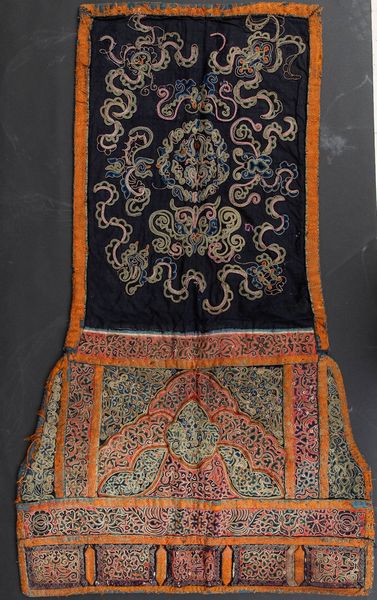 Tessuto finemente ricamato in seta con decori vegetali, Cina, Dinastia Qing, XIX secolo  - Asta Arte Orientale   - Associazione Nazionale - Case d'Asta italiane