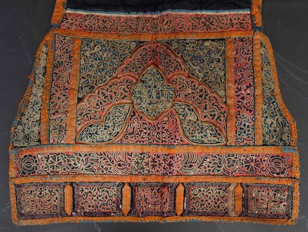 Tessuto finemente ricamato in seta con decori vegetali, Cina, Dinastia Qing, XIX secolo  - Asta Arte Orientale   - Associazione Nazionale - Case d'Asta italiane