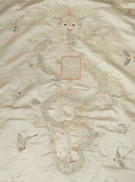 Tessuto in seta ricamata con figura di drago e fenici su fondo panna, Cina, Dinastia Qing, XIX secolo  - Asta Arte Orientale   - Associazione Nazionale - Case d'Asta italiane