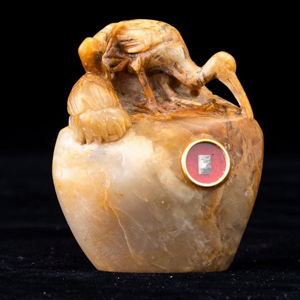 Piccolo gruppo scolpito in saponaria con figura di airone e miniatura, Cina, Dinastia Qing, XIX secolo  - Asta Arte Orientale   - Associazione Nazionale - Case d'Asta italiane