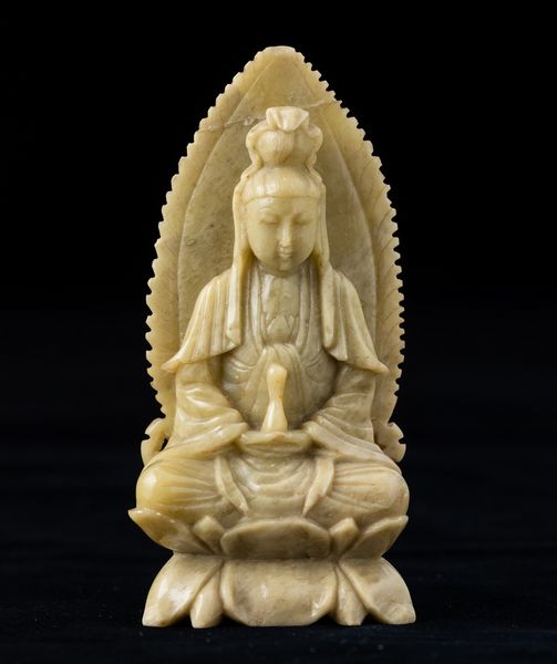 Figura di Guanyin entro aura seduta su doppio fiore di loto in saponaria, Cina, XX secolo  - Asta Arte Orientale   - Associazione Nazionale - Case d'Asta italiane