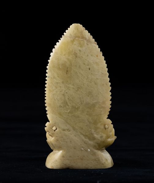 Figura di Guanyin entro aura seduta su doppio fiore di loto in saponaria, Cina, XX secolo  - Asta Arte Orientale   - Associazione Nazionale - Case d'Asta italiane