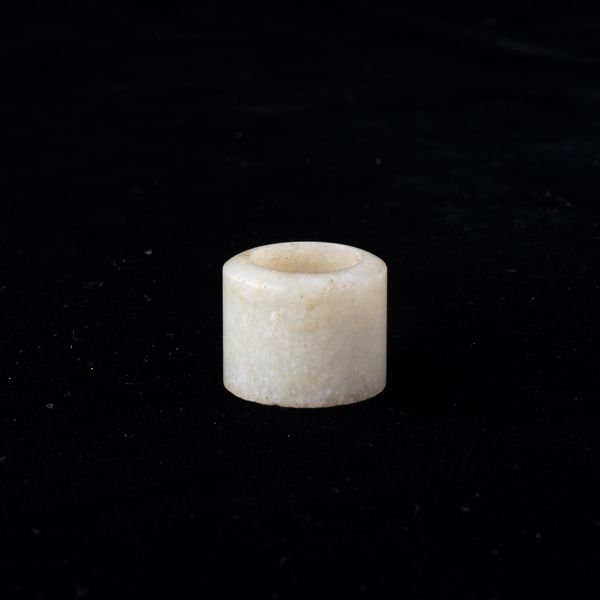 Anello da arciere scolpito in giada bianca, Cina, Dinastia Qing, XIX secolo  - Asta Arte Orientale   - Associazione Nazionale - Case d'Asta italiane