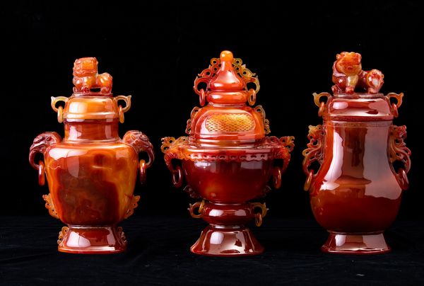 Tre vasi con coperchio scolpiti in agata, Cina, XX secolo  - Asta Arte Orientale   - Associazione Nazionale - Case d'Asta italiane