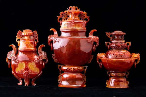 Tre vasi con coperchio scolpiti in agata, Cina, XX secolo  - Asta Arte Orientale   - Associazione Nazionale - Case d'Asta italiane