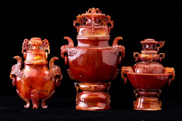 Tre vasi con coperchio scolpiti in agata, Cina, XX secolo  - Asta Arte Orientale   - Associazione Nazionale - Case d'Asta italiane