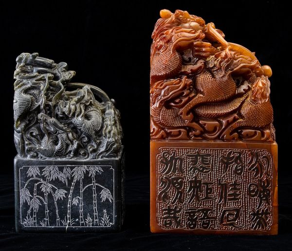 Due sigilli scolpiti in pietra dura con figure di draghi e iscrizioni, Cina, XX secolo  - Asta Arte Orientale   - Associazione Nazionale - Case d'Asta italiane