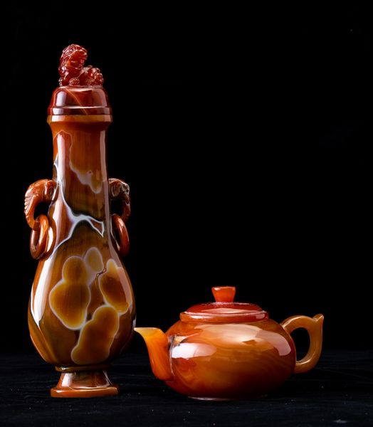 Lotto composto da vaso con coperchio e teiera scolpiti in agata, Cina, XX secolo  - Asta Arte Orientale   - Associazione Nazionale - Case d'Asta italiane