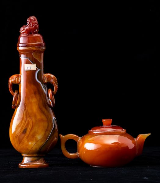 Lotto composto da vaso con coperchio e teiera scolpiti in agata, Cina, XX secolo  - Asta Arte Orientale   - Associazione Nazionale - Case d'Asta italiane