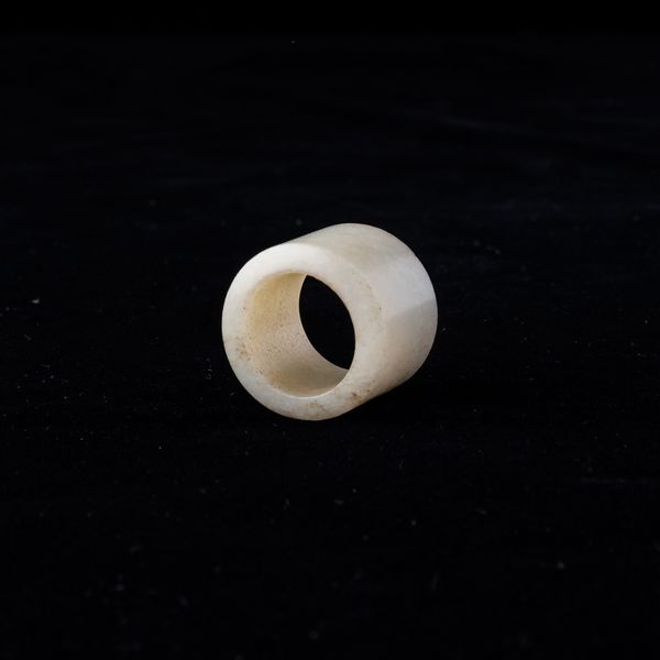 Anello da arciere scolpito in giada bianca, Cina, Dinastia Qing, XIX secolo  - Asta Arte Orientale   - Associazione Nazionale - Case d'Asta italiane