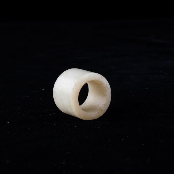 Anello da arciere scolpito in giada bianca, Cina, Dinastia Qing, XIX secolo  - Asta Arte Orientale   - Associazione Nazionale - Case d'Asta italiane