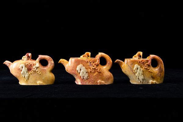 Tre teiere scolpite in saponaria, Cina, XX secolo  - Asta Arte Orientale   - Associazione Nazionale - Case d'Asta italiane