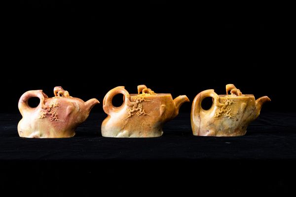 Tre teiere scolpite in saponaria, Cina, XX secolo  - Asta Arte Orientale   - Associazione Nazionale - Case d'Asta italiane