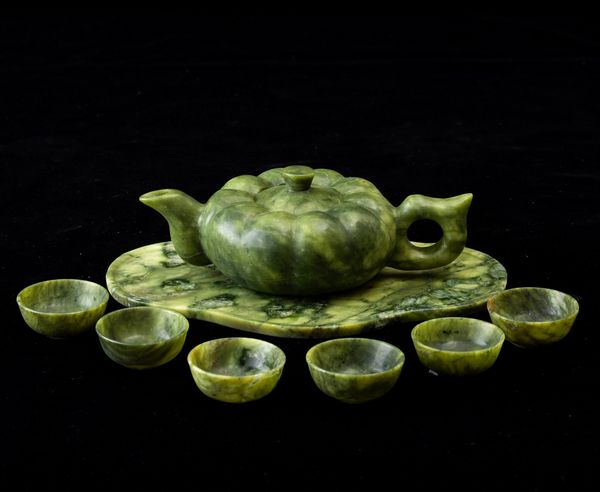 Set da th� scolpito in pietra verde composto da teiera, vassoio e sei tazzine, Cina, XX secolo  - Asta Arte Orientale   - Associazione Nazionale - Case d'Asta italiane