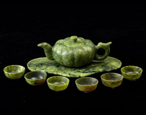 Set da th� scolpito in pietra verde composto da teiera, vassoio e sei tazzine, Cina, XX secolo  - Asta Arte Orientale   - Associazione Nazionale - Case d'Asta italiane