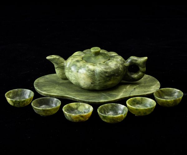 Set da th� scolpito in pietra verde composto da teiera, vassoio e sei tazzine, Cina, XX secolo  - Asta Arte Orientale   - Associazione Nazionale - Case d'Asta italiane