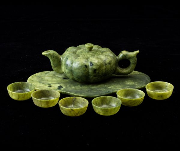 Set da th� scolpito in pietra verde composto da teiera, vassoio e sei tazzine, Cina, XX secolo  - Asta Arte Orientale   - Associazione Nazionale - Case d'Asta italiane