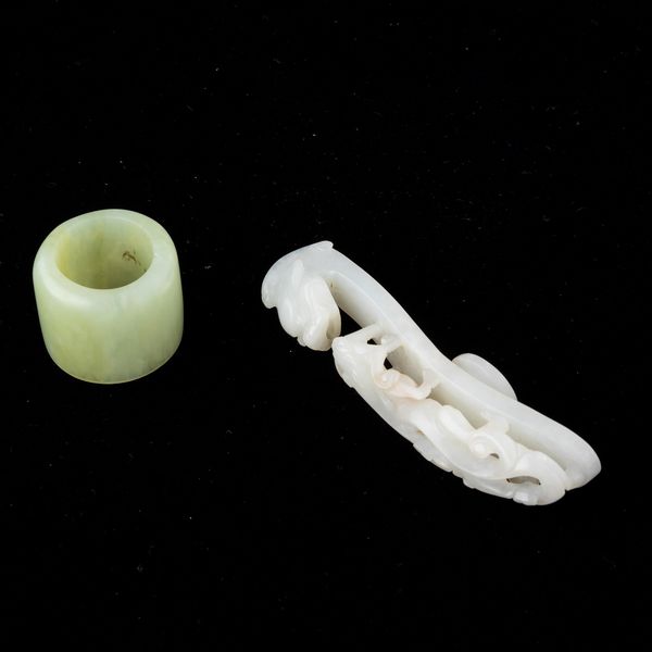 Lotto composto da anello da arciere in giada Celadon e fibbia a foggia di draghetto in giada bianca, Cina, XX secolo  - Asta Arte Orientale   - Associazione Nazionale - Case d'Asta italiane