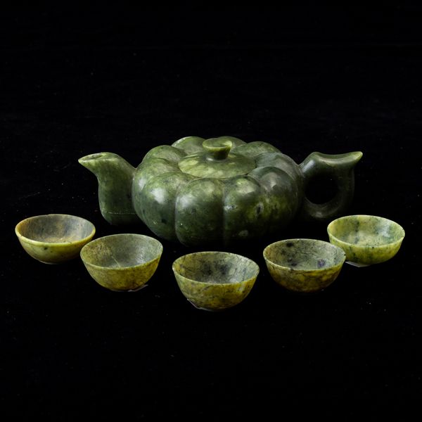 Set da th� scolpito in pietra verde composto da teiera e cinque tazzine, Cina, XX secolo  - Asta Arte Orientale   - Associazione Nazionale - Case d'Asta italiane