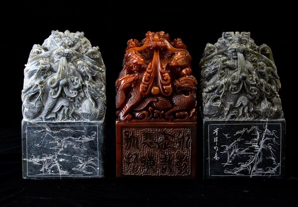 Tre sigilli scolpiti in pietra dura con draghi e iscrizioni, Cina, XX secolo  - Asta Arte Orientale   - Associazione Nazionale - Case d'Asta italiane