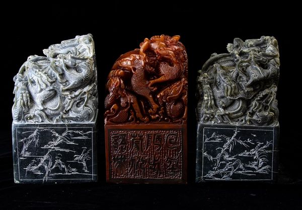 Tre sigilli scolpiti in pietra dura con draghi e iscrizioni, Cina, XX secolo  - Asta Arte Orientale   - Associazione Nazionale - Case d'Asta italiane