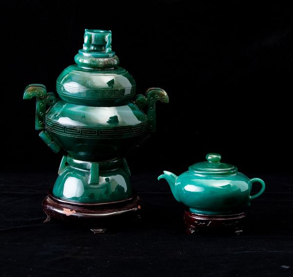 Vaso con coperchio e una teiera scolpiti in pietra dura verde, Cina, XX secolo  - Asta Arte Orientale   - Associazione Nazionale - Case d'Asta italiane