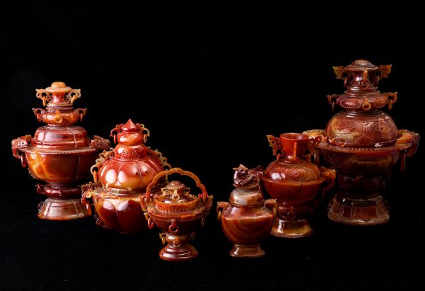 Lotto composto da sei vasi diversi con coperchio scolpiti in agata, Cina, XX secolo  - Asta Arte Orientale   - Associazione Nazionale - Case d'Asta italiane